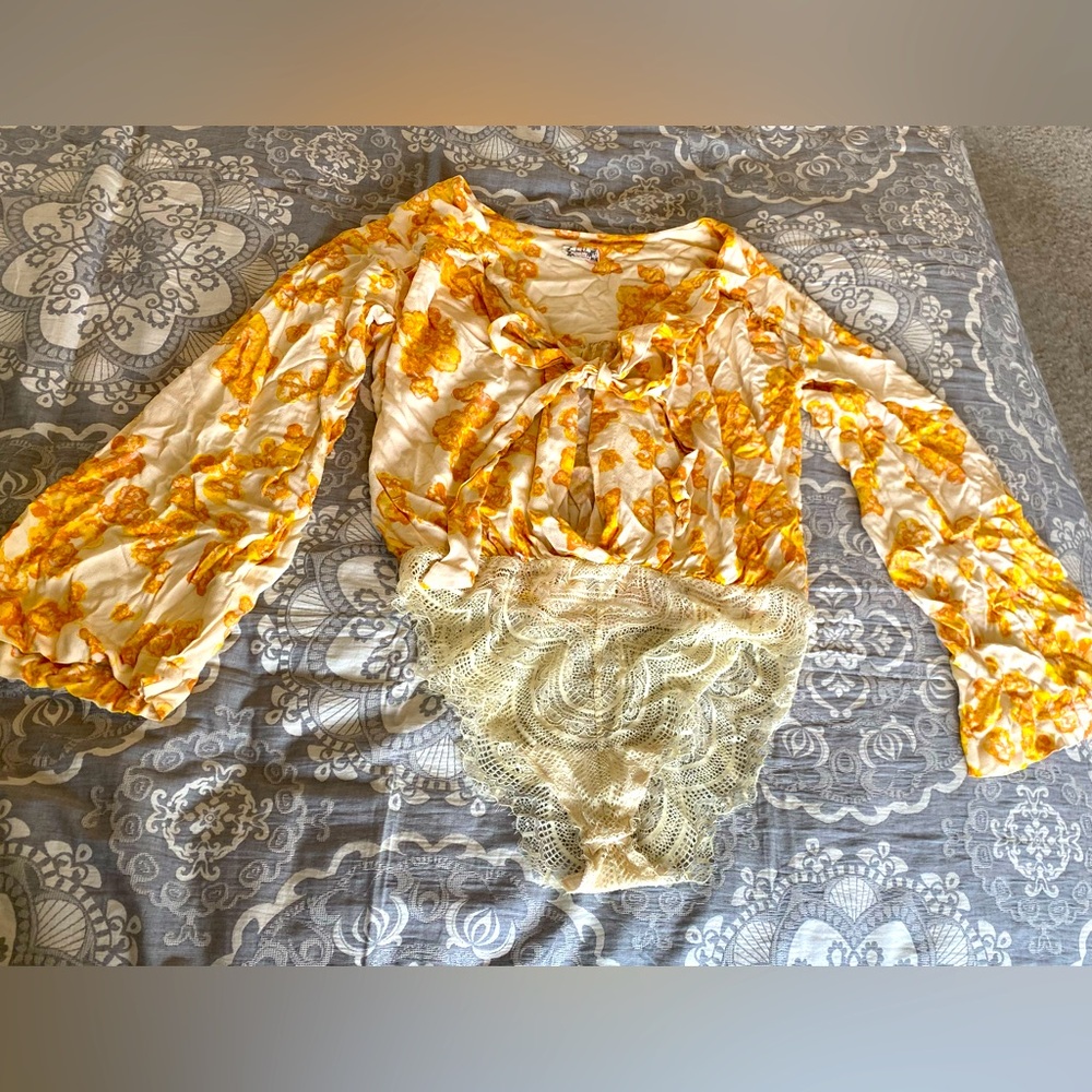 Floral flowy bodysuit. Free People. Size medium